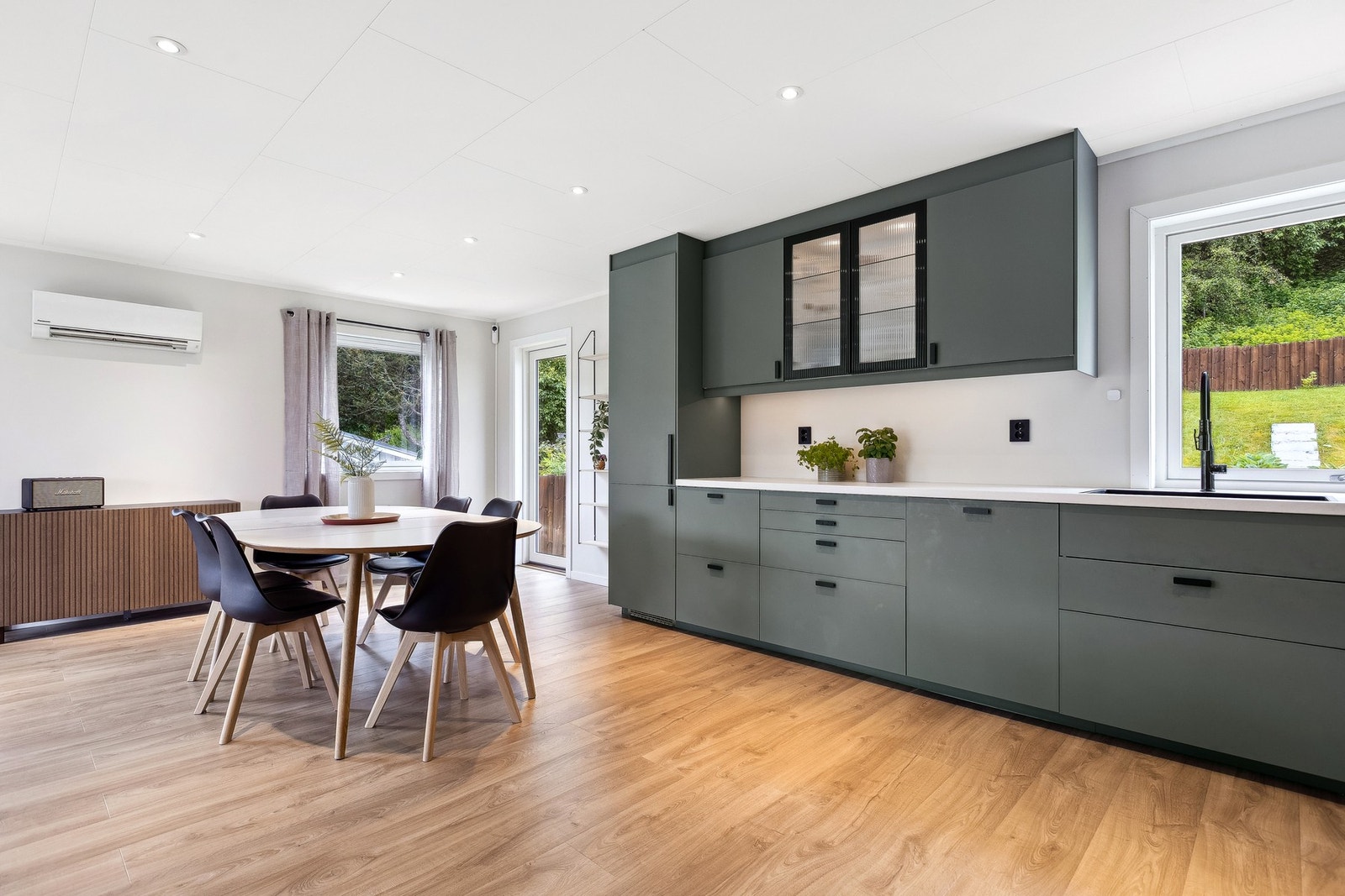 Kjøkkenet er utstyrt med integrerte hvitevarer som stekeovn, platetopp, oppvaskmaskin og kjøleskap med fryser. Galleribilde