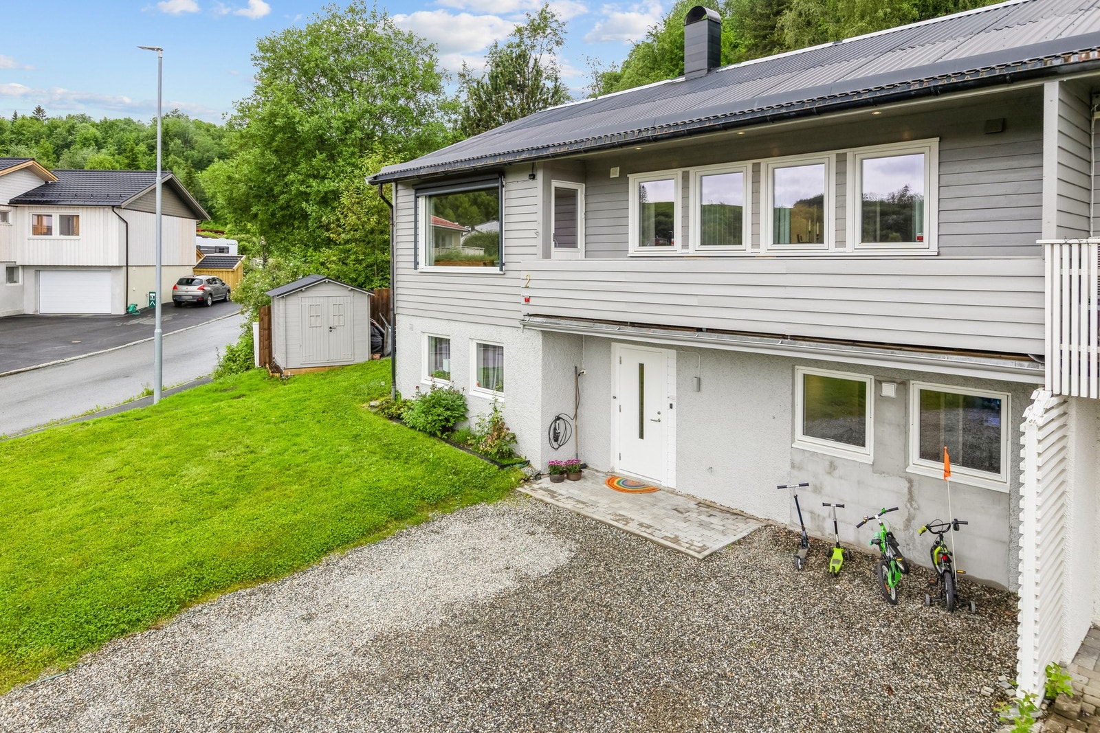 Med en frittstående utebod og plenarealer på frem- og baksiden får du både praktisk lagring og plass til uteaktiviteter. Galleribilde