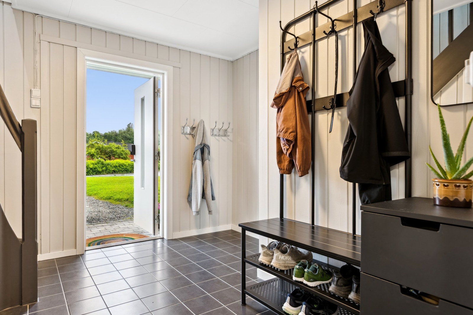 Boligen har en romslig entré med god plass til oppbevaring av yttertøy. Galleribilde