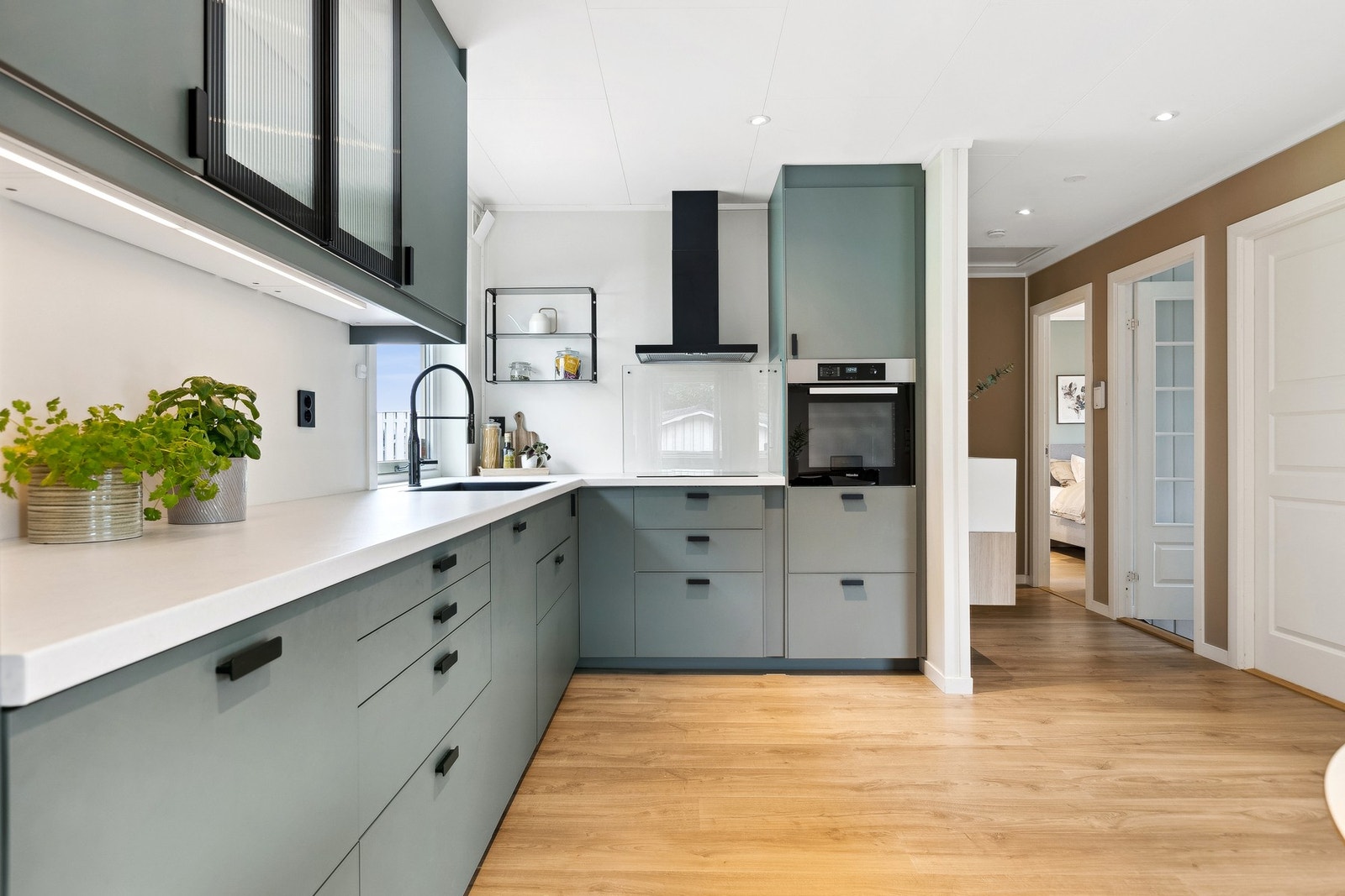 Kjøkkenet er godt utnyttet med rikelig skap-, skuff- og benkeplass. Galleribilde