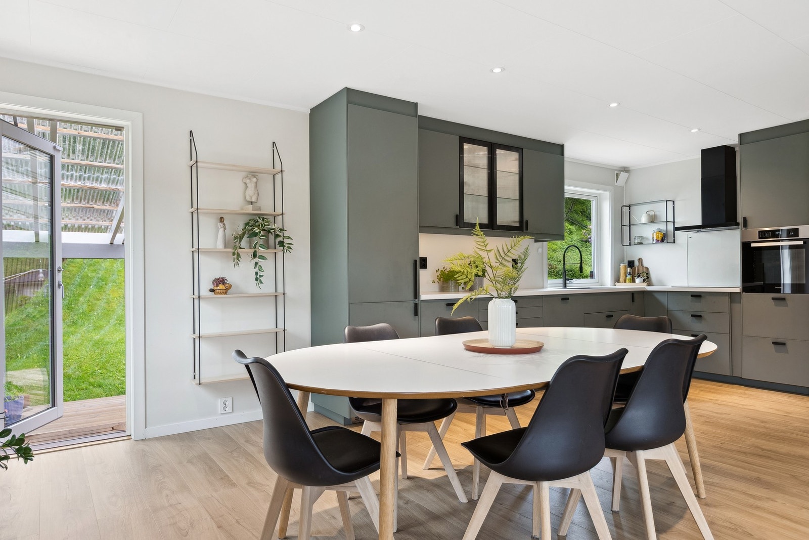 Det passer utmerket å innrede med spisegruppe ved kjøkkenet. Galleribilde