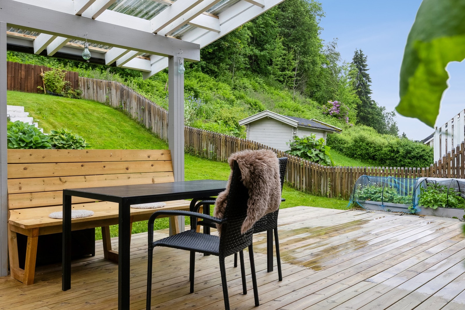 Terrassen blir en fin forlengelse av stuen på varme sommerdager. Galleribilde