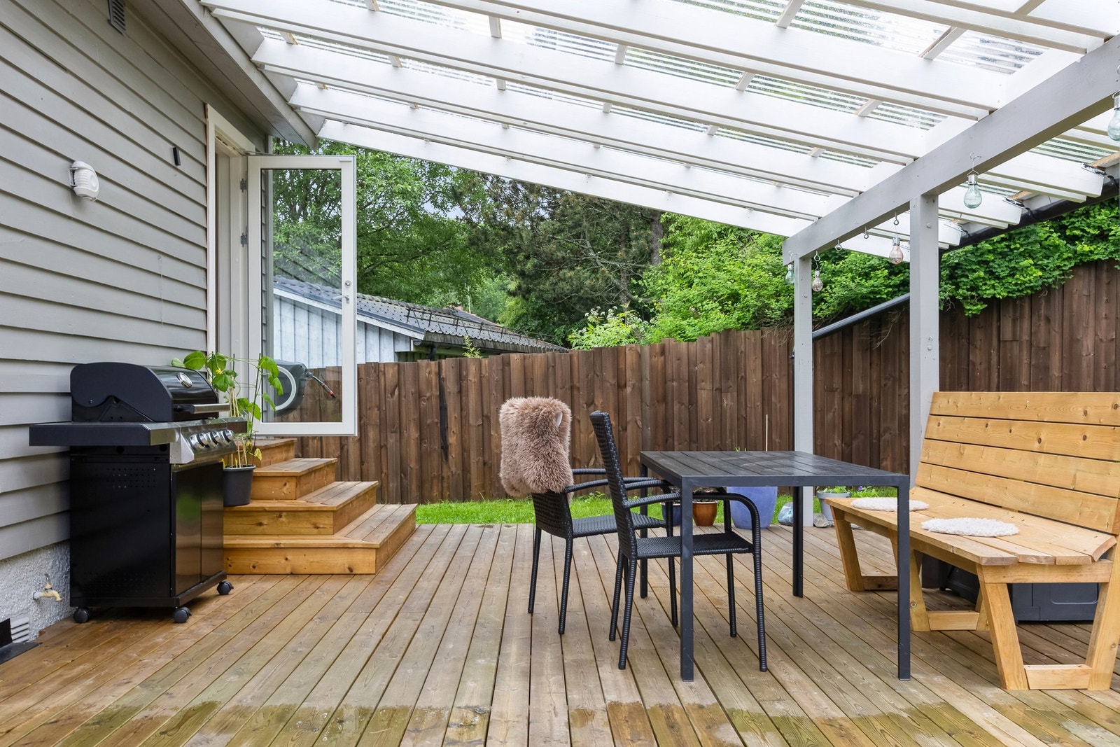 Deler av terrassen er overbygd med en pergola, som gjør at den kan brukes gjennom flere årstider. Galleribilde