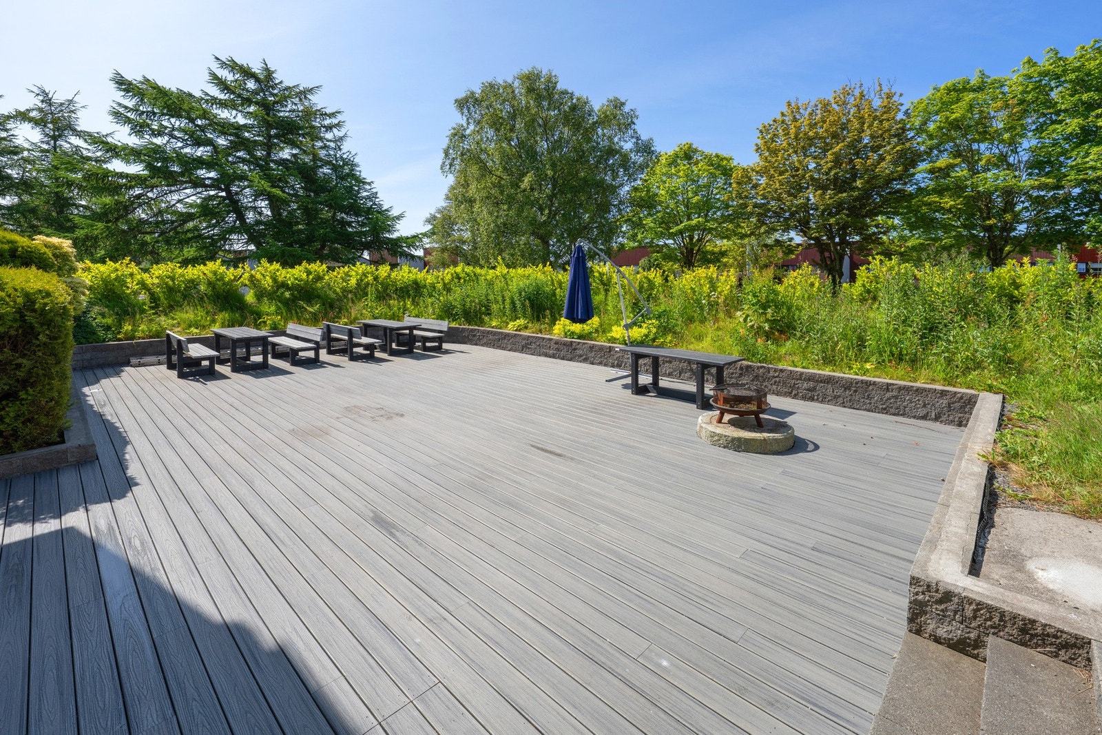 Det er fellesparkering tilhørende borettslaget. Parkeringsplassen inkluderer også gjesteparkering. Boligeiere får tilgang til en nettside hvor man kan logge inn og registrere gjesteparkering. Galleribilde