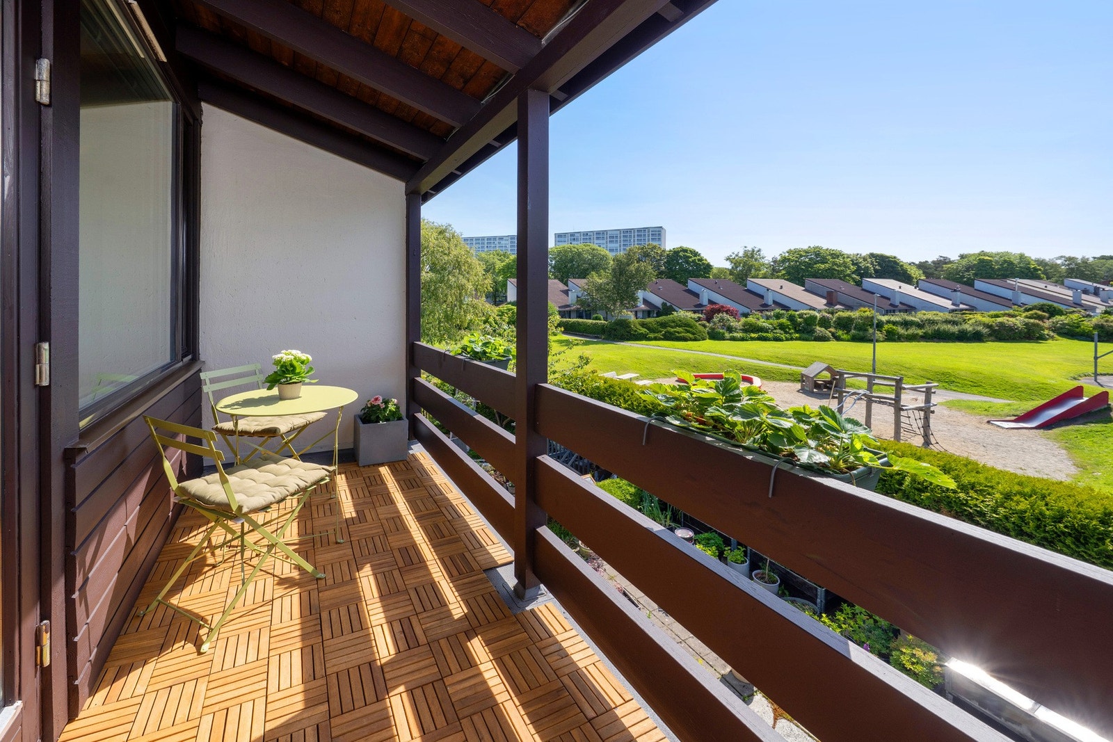 Solrik balkong med utsikt mot friområdet. Galleribilde