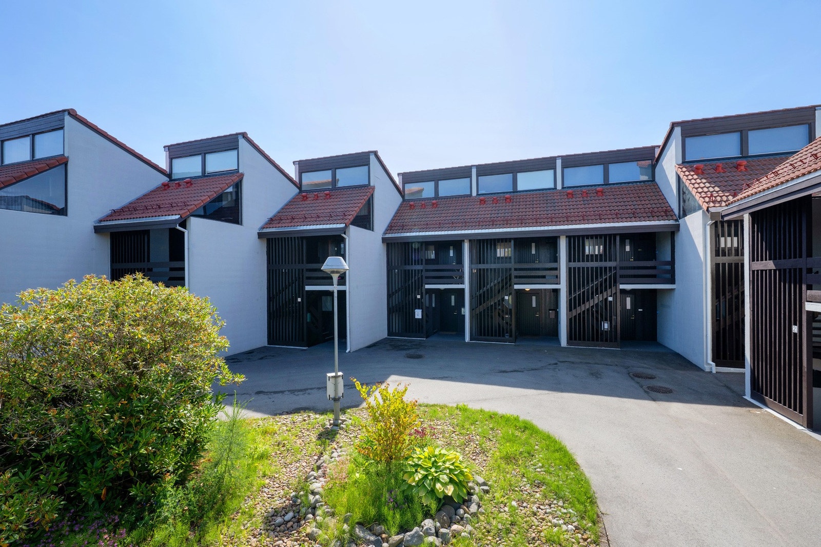 Utsiden av borettslaget ble malt nå i sommer 2025. Galleribilde