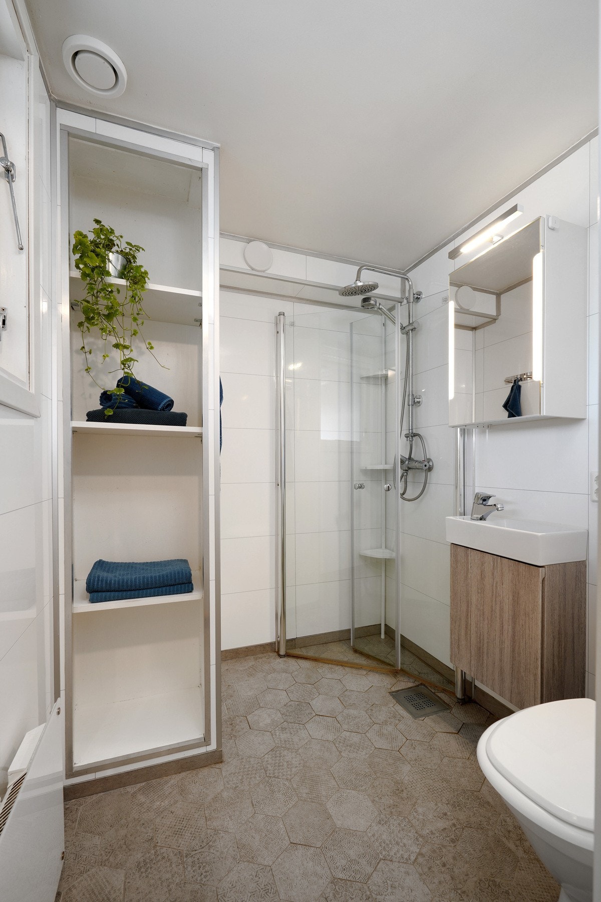 Praktisk bad med dusj, servant og toalett. Det er egen vaskemaskin og tørketrommel nede i vaskekjeller som kan medfølge. Galleribilde