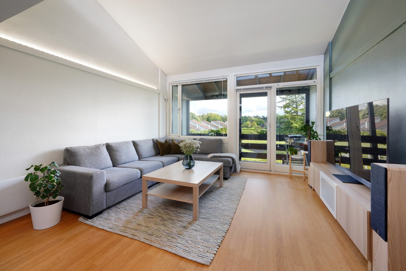 Velkommen til Hustuftene 27B! Lys og luftig leilighet over 2 plan, med gåavstand til UiS. Galleribilde