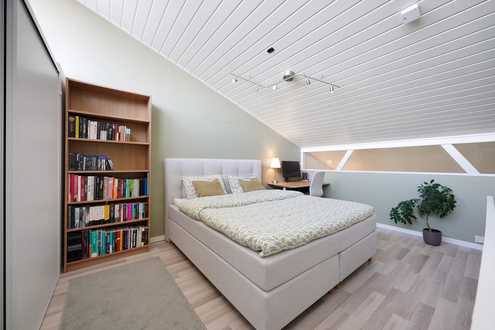 Romslig soverom med rikelig skapplass og plass til kontorhjørne. Det er vindu ned til stuen. Galleribilde