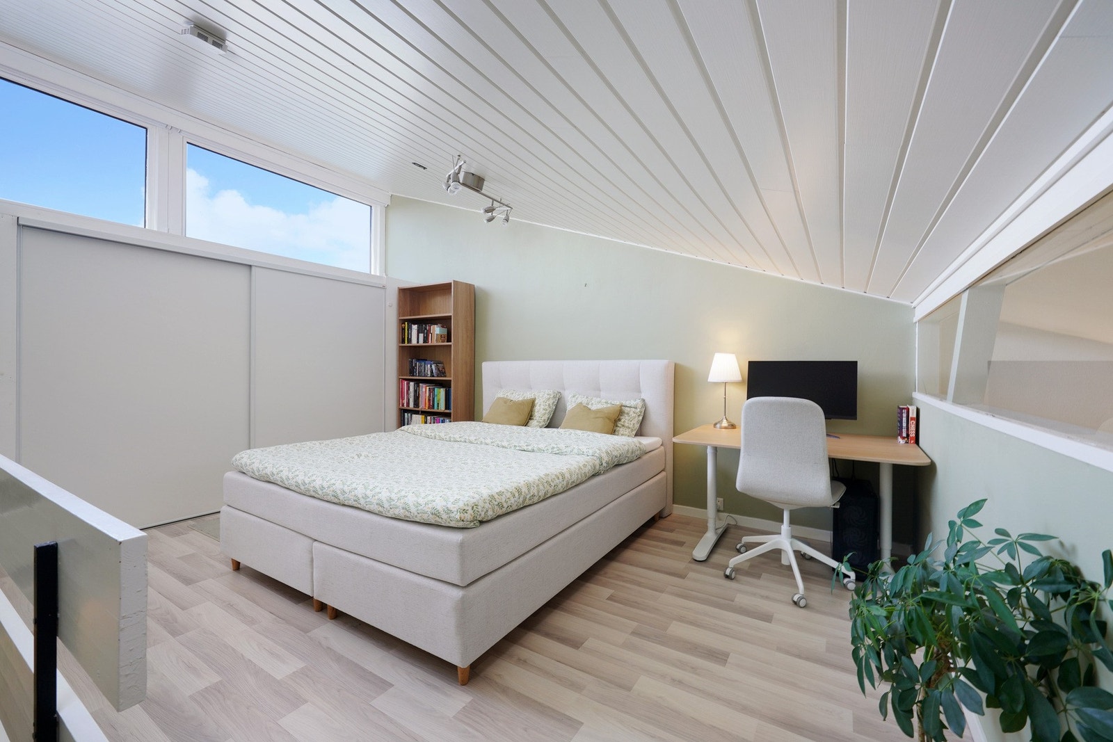 Det er montert smartstyrte, lystette rullegardiner på de to store vinduene på soverommet. Disse kan styres med mobilen, og kan i tillegg programmeres til å åpnes/lukkes på gitte tidspunkt. Ble montert i 2023. Galleribilde