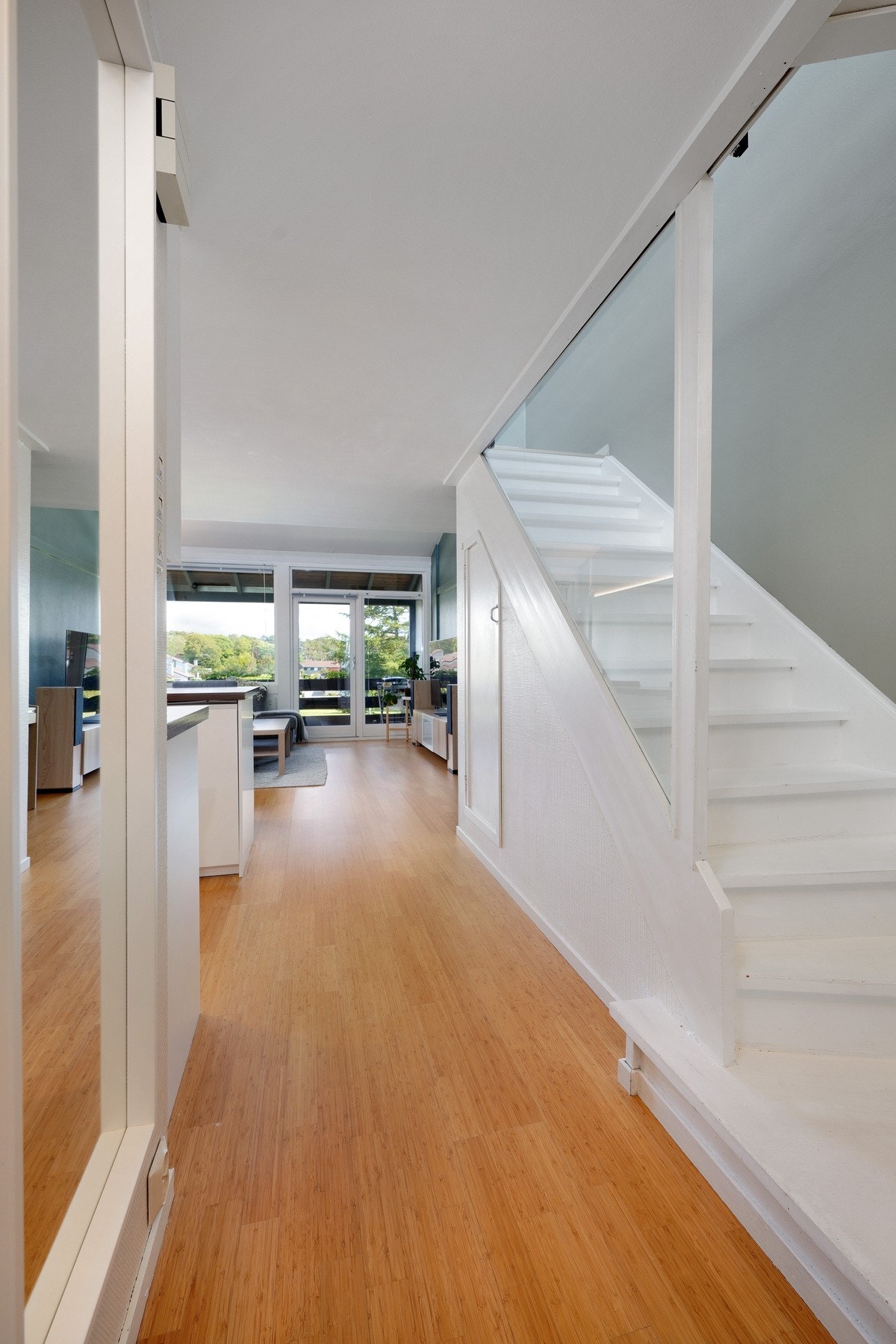 Det er god lagringsplass for mat og diverse under trappen. Galleribilde