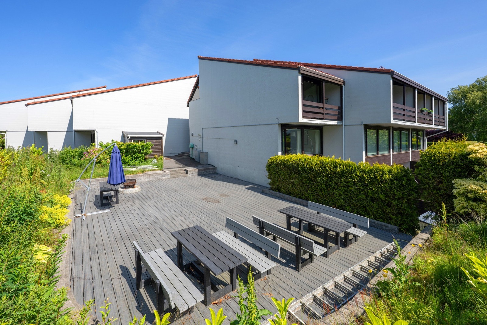 Trivelig felles terrasse med sittegrupper og bålpanne - perfekt for sosiale sammenkomster. Galleribilde