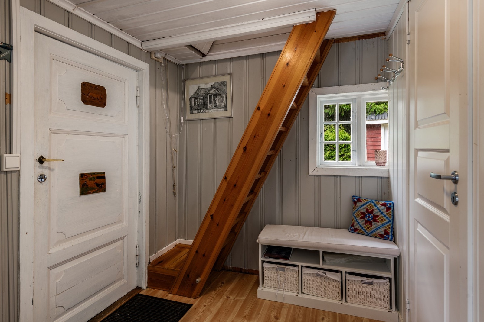 Velkommen inn! Trapp opp til hemsen. Galleribilde