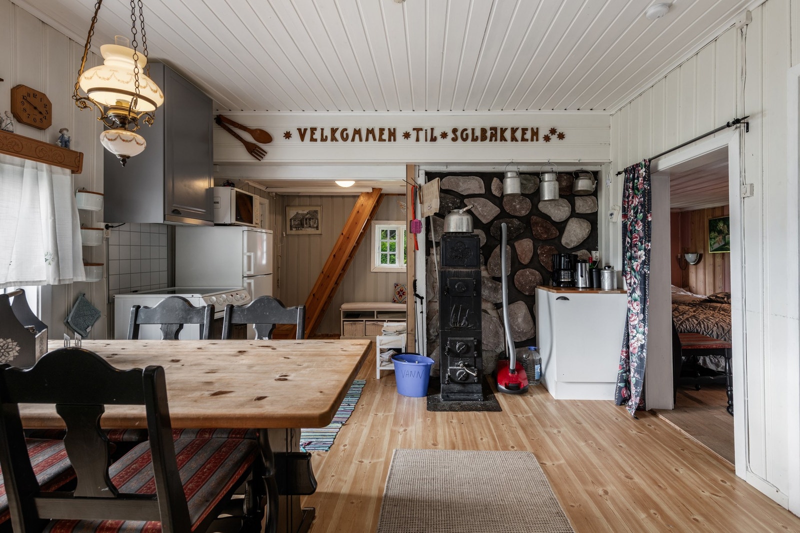 Romslig kjøkken med spisegruppe i midten. Galleribilde