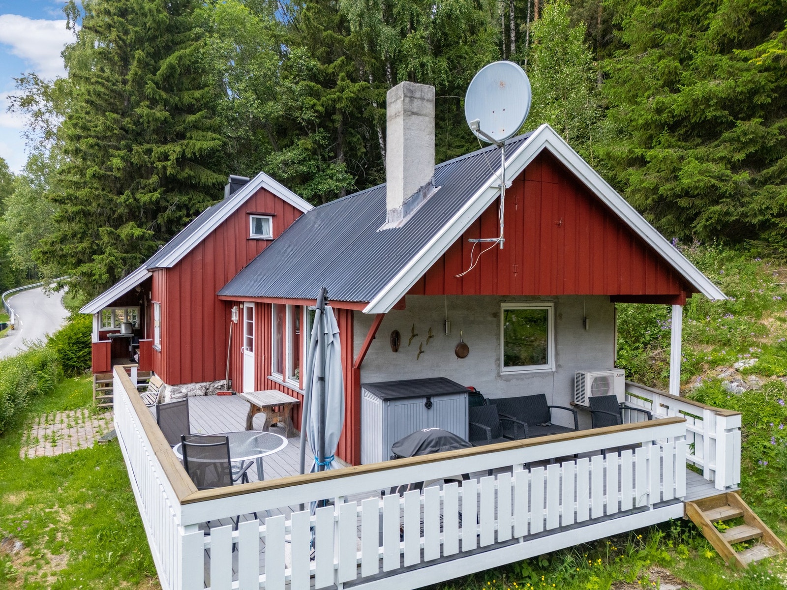 Veranda med god plass til flere sittegrupper. Galleribilde