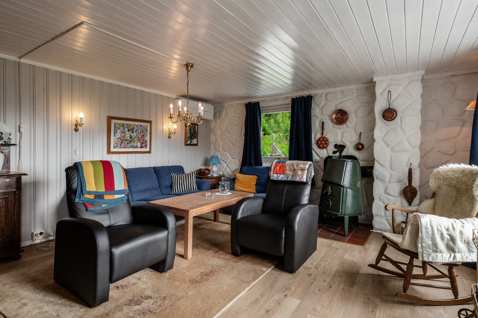 Stuen har god plass til en stor sofagruppe. Galleribilde