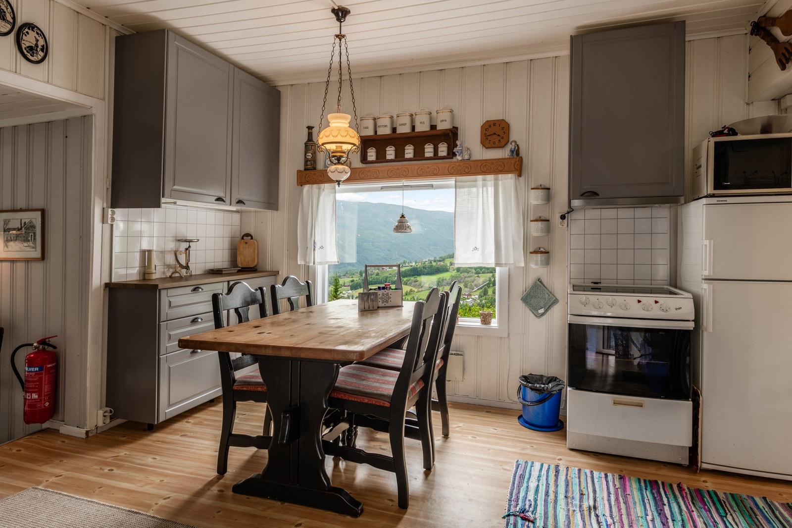 Kjøkkenet er fordelt på tre av sidene av rommet. Galleribilde