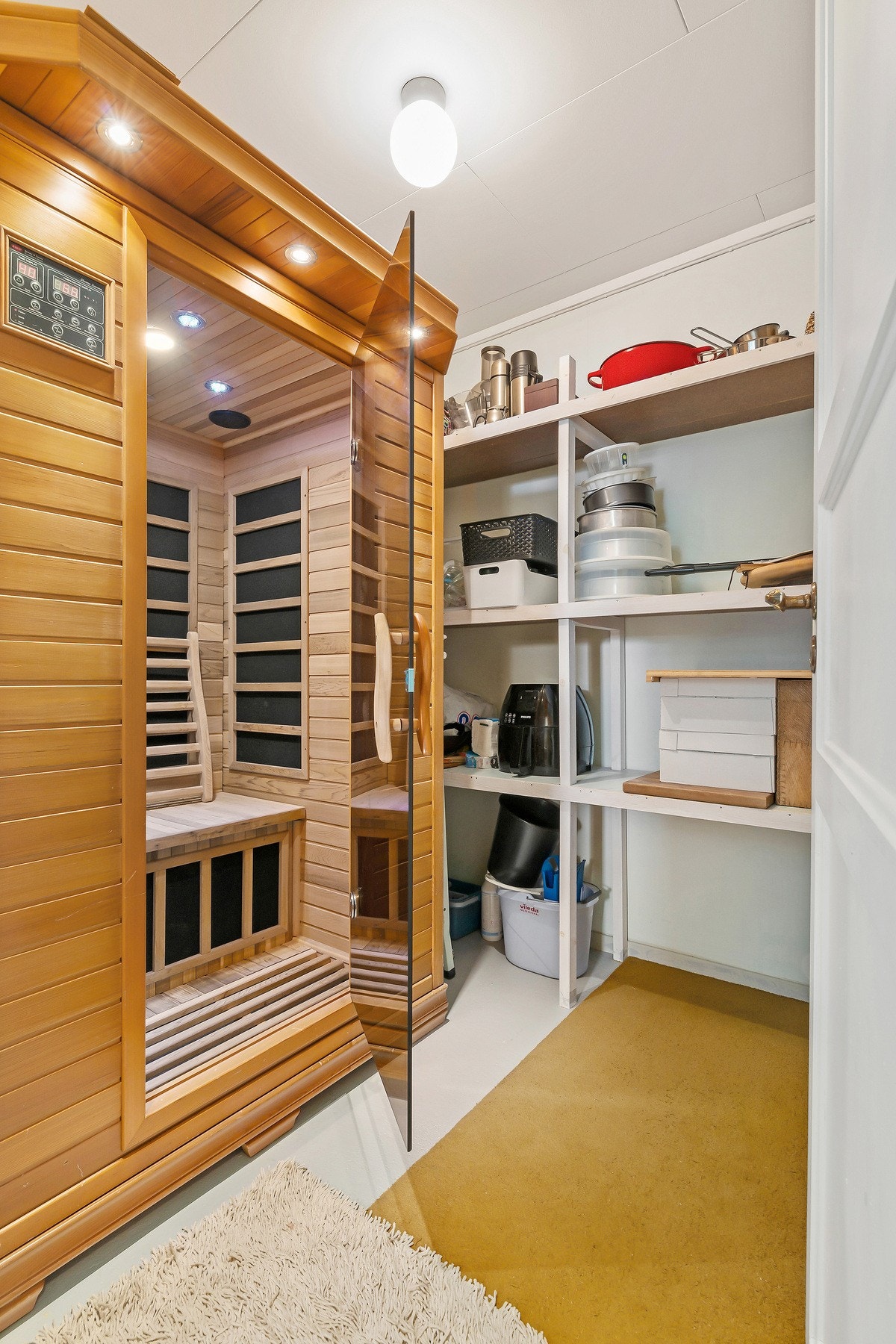 Og på en annen bod har selger sin infrarøde sauna, som kan medfølge i salget. Galleribilde