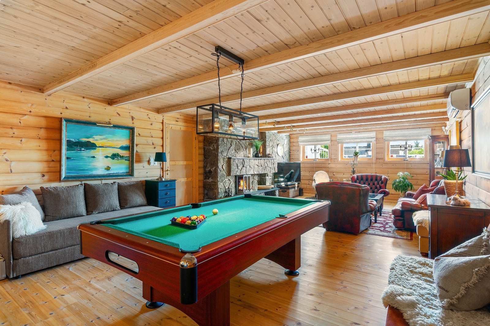 Kjellerstue har standard fra byggeår og legg godt merke til den flotte peisen med naturstein. Her avholdes i tradisjon tro familiens julefeiring. Galleribilde