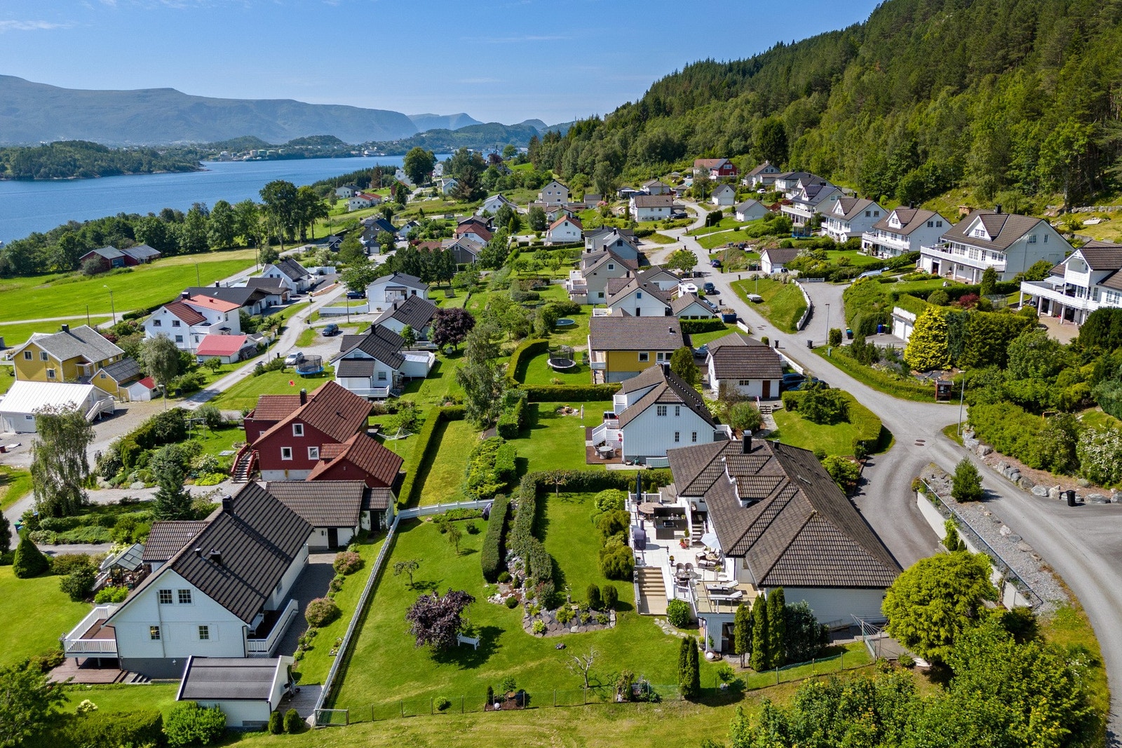 Tomten og hagen er en tydelig forsterkning av totalinntrykket.Terrassene har lite innsyn. Galleribilde