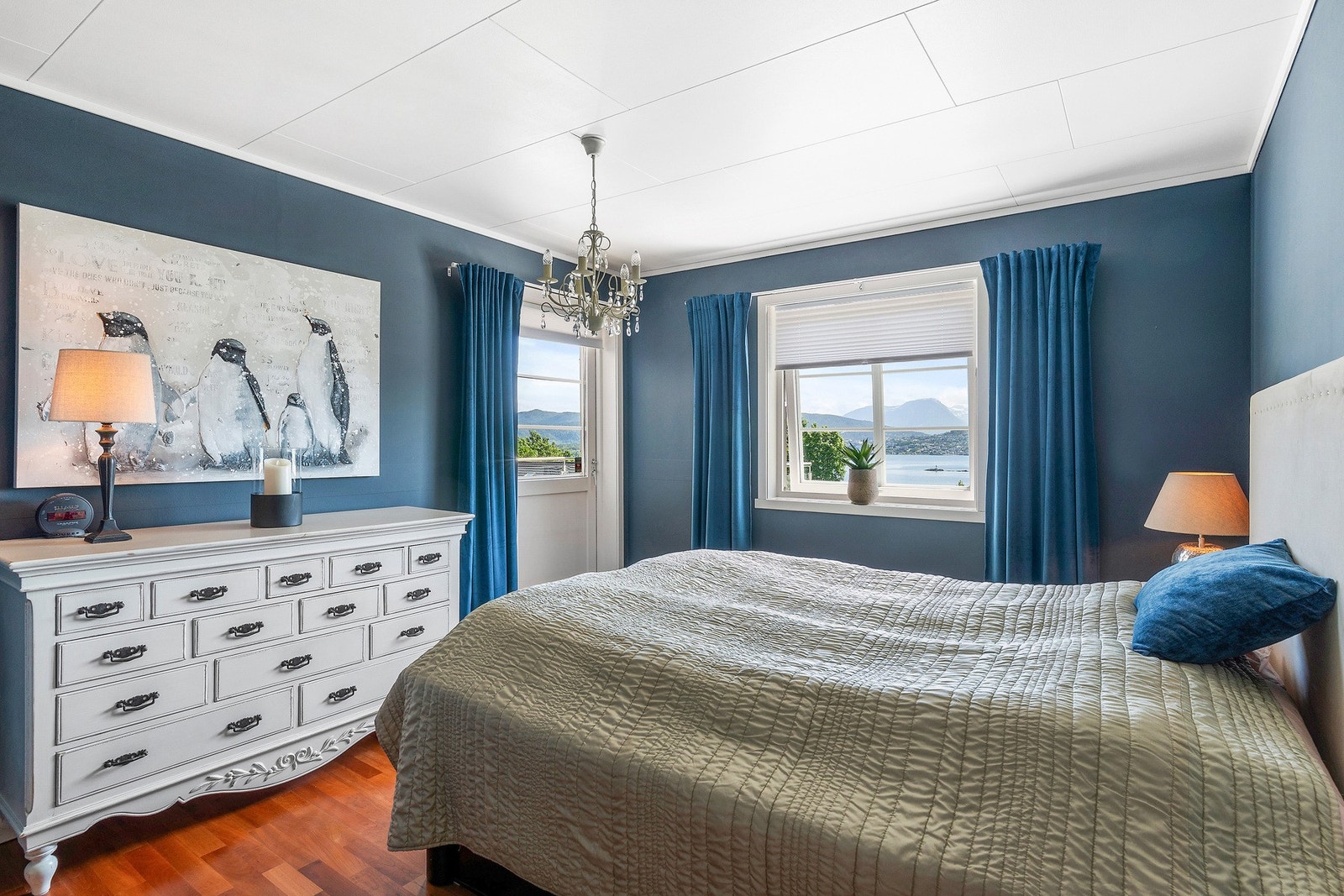 Hovedsoverom med utgang til terrasse. Legg også merke til utsikten. Galleribilde