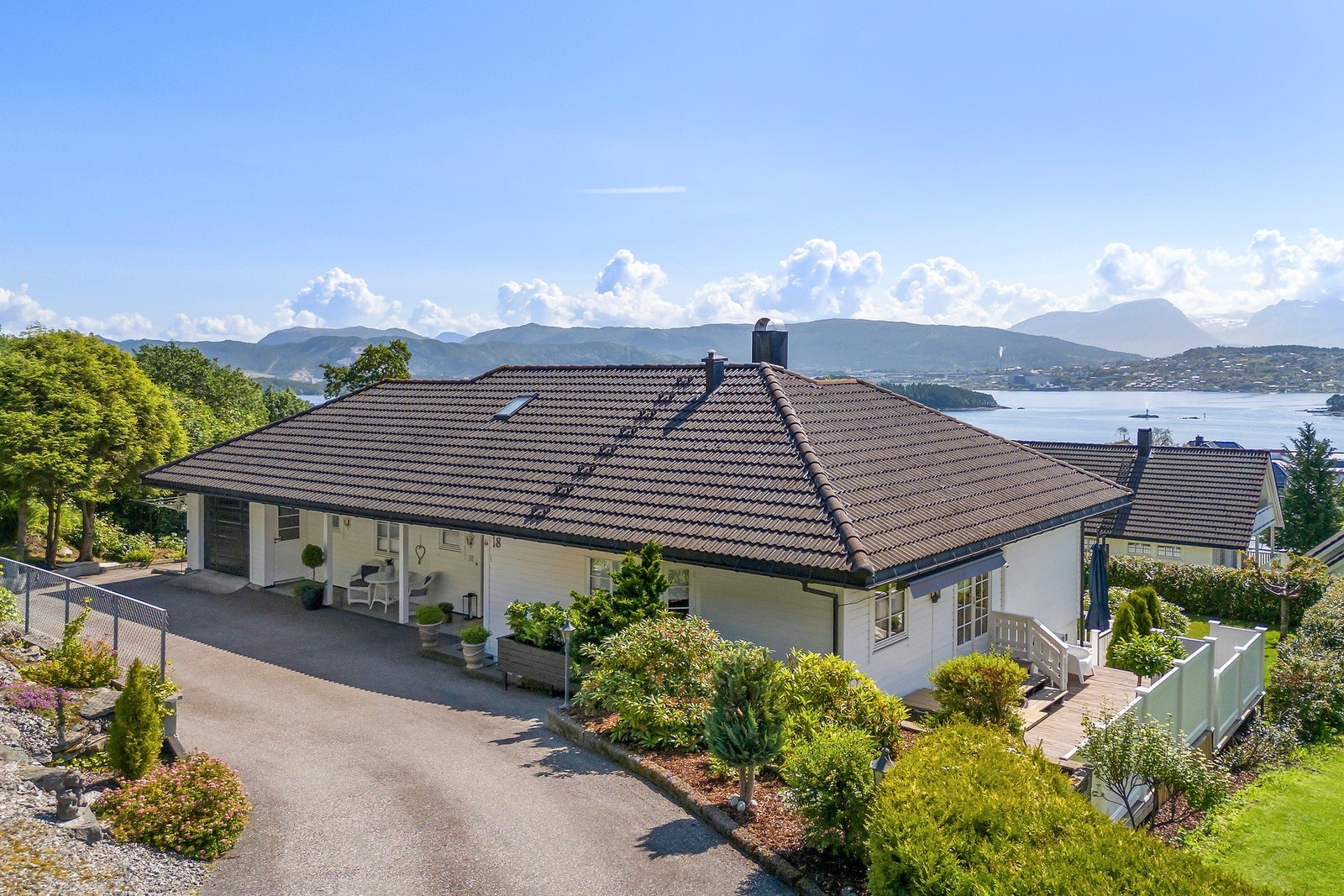 Asfaltert tilkomst og overbygd inngangsparti. Legg merke til all den flotte beplantningen og uterommene. Galleribilde