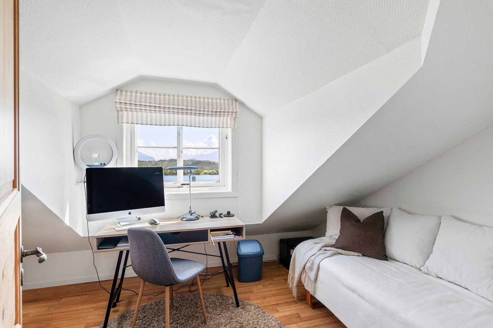 I toppetasjen er det to soverom og selger benytter dette som sitt kontor. Legg også merke til utsikten. Galleribilde