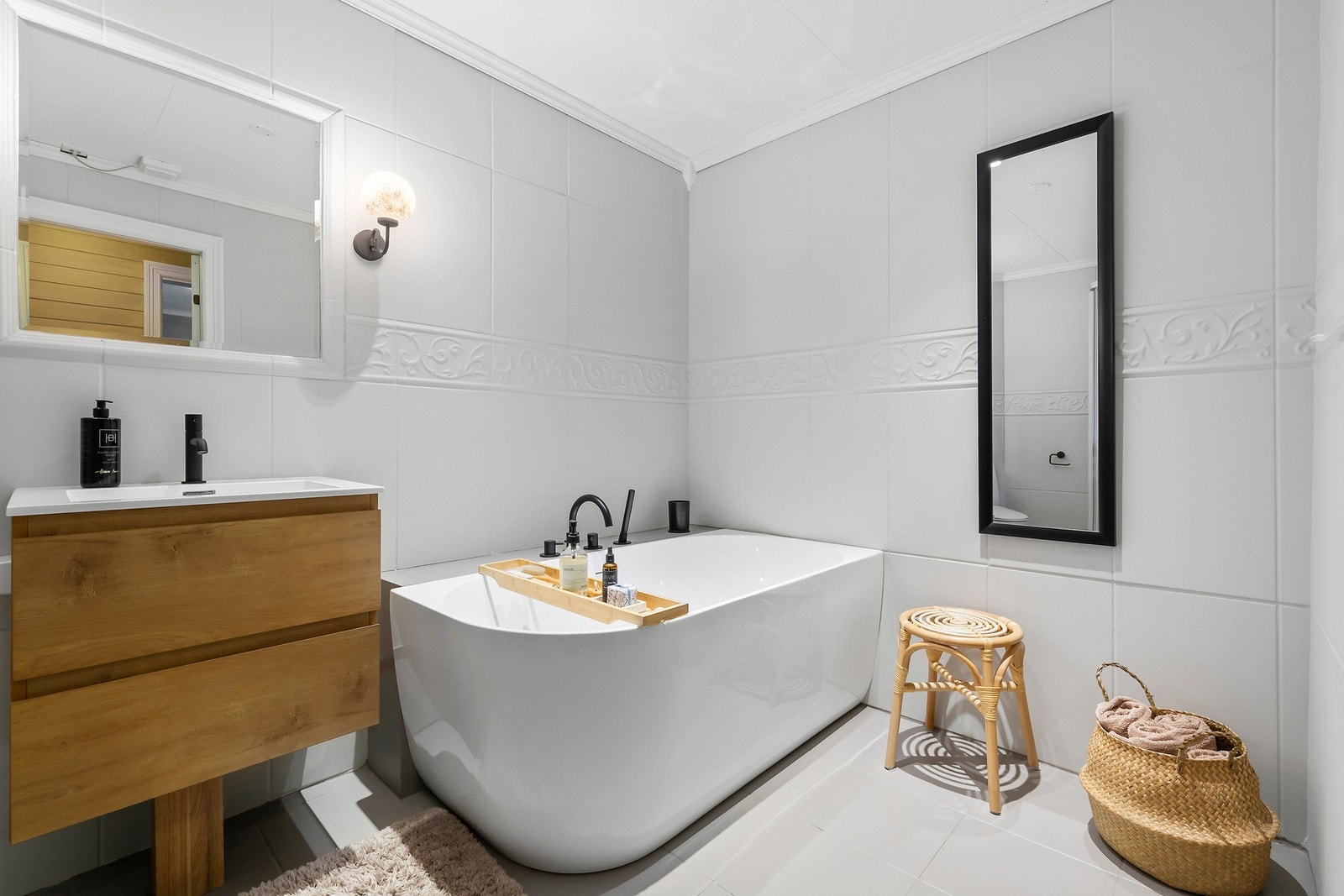 Badet i underetasjen er delikat og praktisk. Standard fra 1995 men med servantinnredning, dusjkabinett og ikke minst det flotte badekaret. Galleribilde