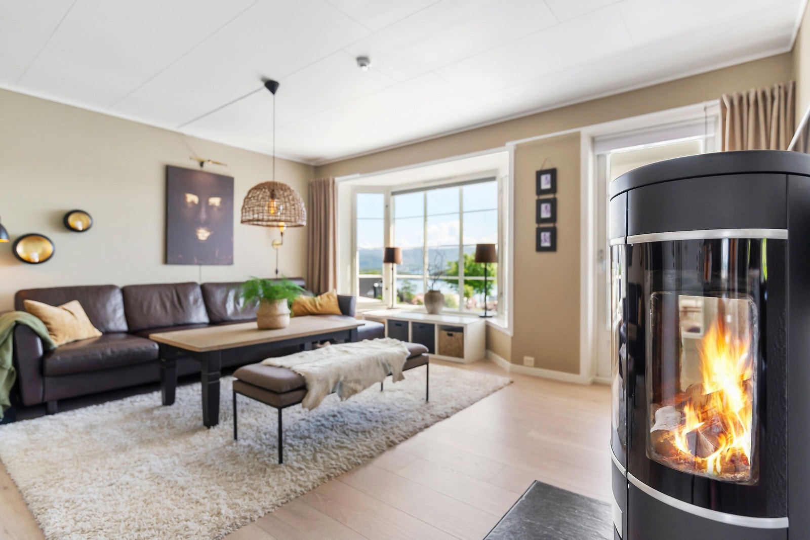 I hovedetasjen er det to stuer, denne med flott ildsted med glassfront. Her er det også utgang fra stue til terrasse og hage. Galleribilde