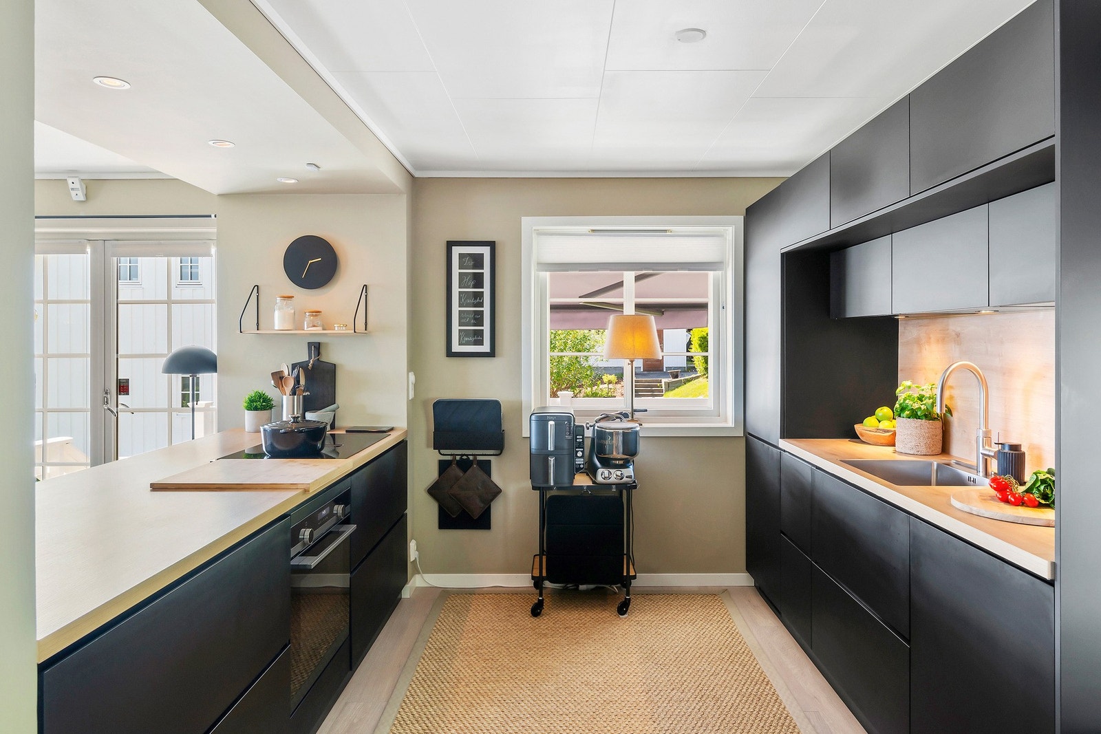 Innredningen har integrerte hvitevarer. I tillegg er det montert Waterguard lekkasjesikring og Quooker på armatur. Galleribilde