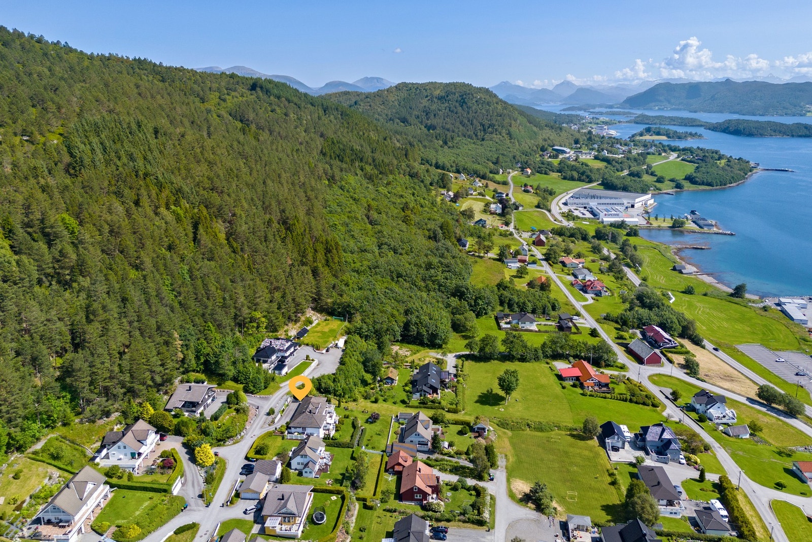 Eiendommen grenser mot friareal mot øst som henger sammen med fotballbane og freesbegolf- bane mot sør nedenfor nabohuset. Galleribilde