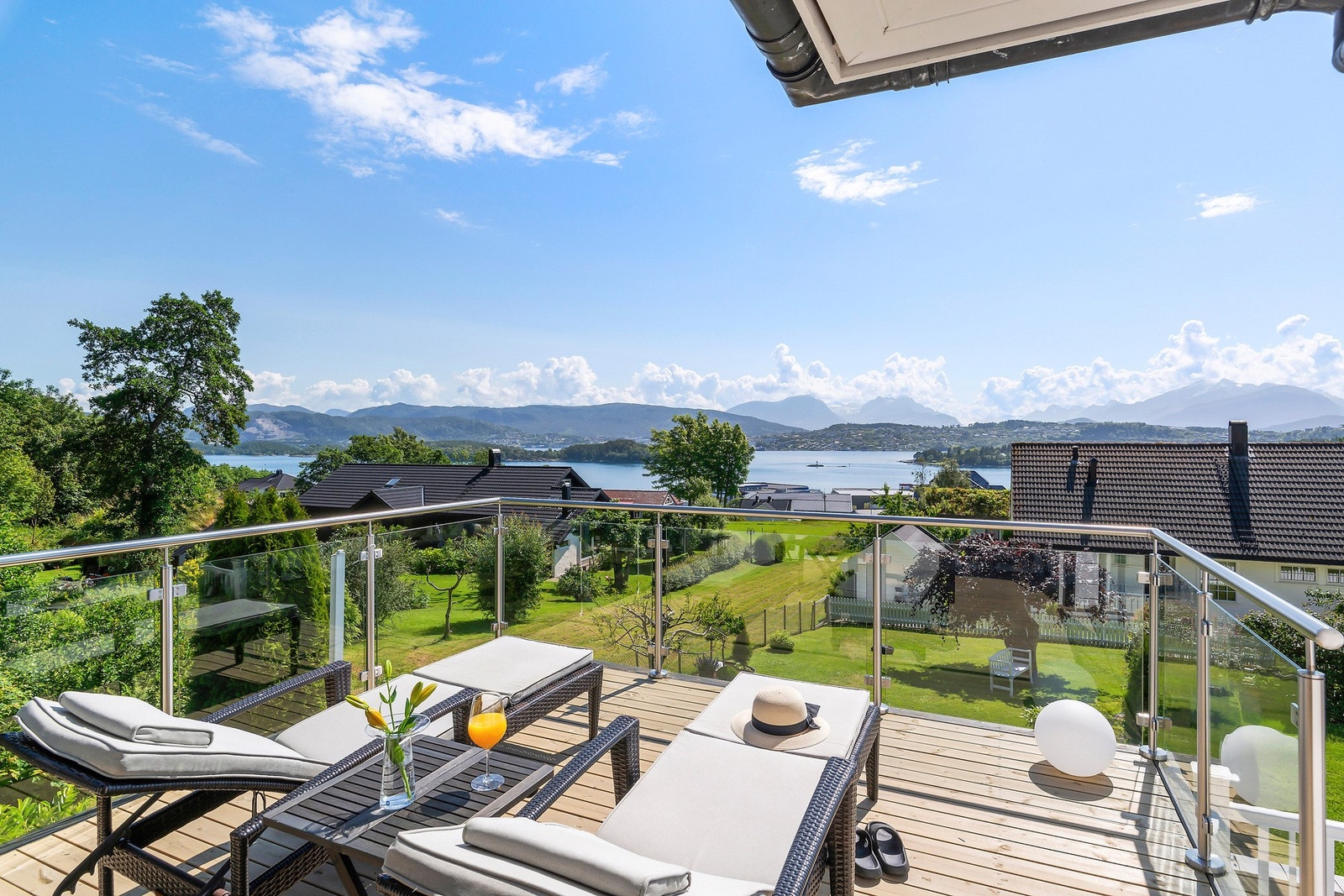 Eiendommen har sydvendt orientering og god solforhold. Galleribilde