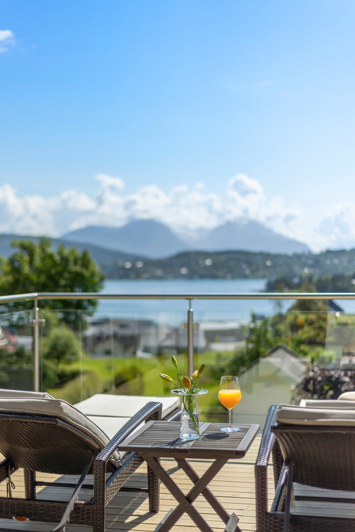 Elegant rekkverk med glassfelt slik at du bevarer utsikten selv om du skulle ligge på solsengen. Galleribilde