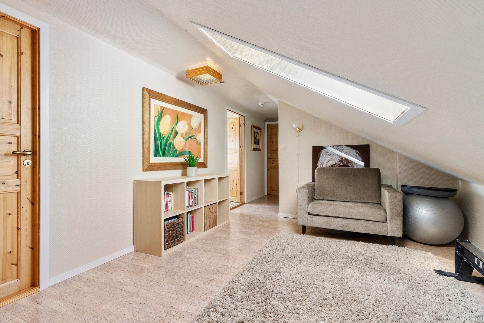 Gang i loftsetasjen, dører til henholsvis to soverom og lagringsbod. Galleribilde