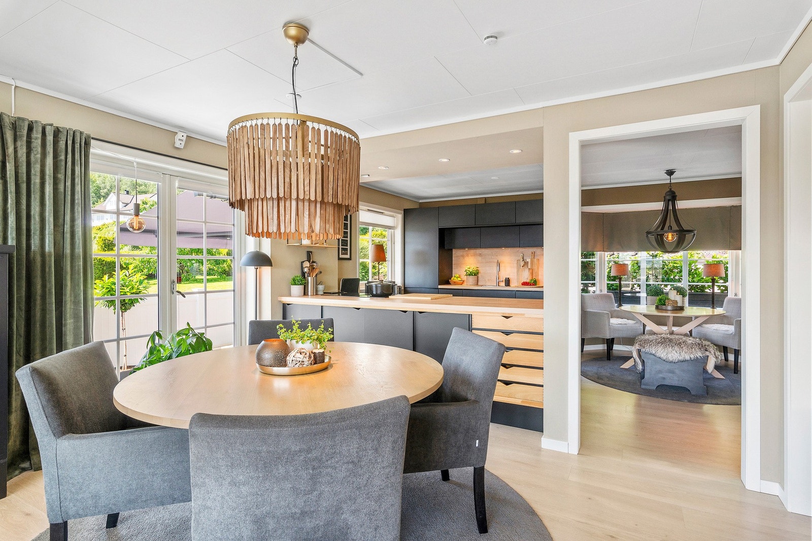 God plass til spisestuemøbler i stua. Legg merke til 2-fløyet dør ut mot terrasse og hage, og at kjøkkenøya har skuffer og skap på begge sider. Galleribilde