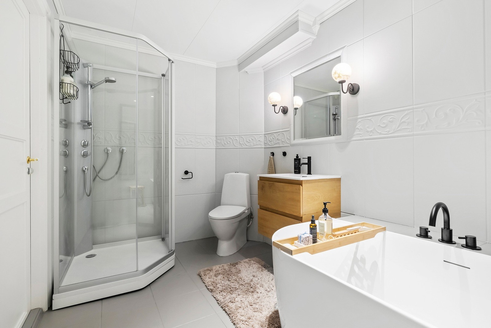 Fullt utstyrt bad i underetasjen. Overflater fra 1995, men malt av dagens eier. Galleribilde