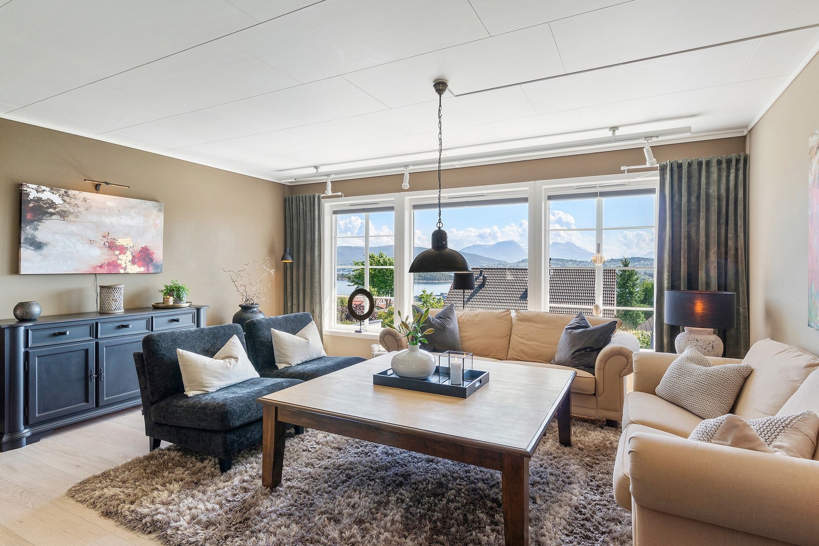 Den romslige stua har vindu mot syd og delikate nyanser på overflater. Galleribilde