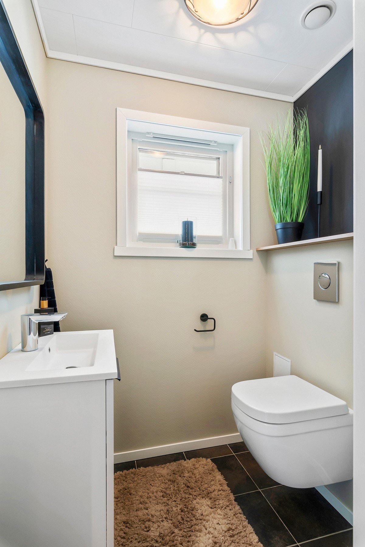 Pent oppusset toalettrom i hovedetasjen. Galleribilde