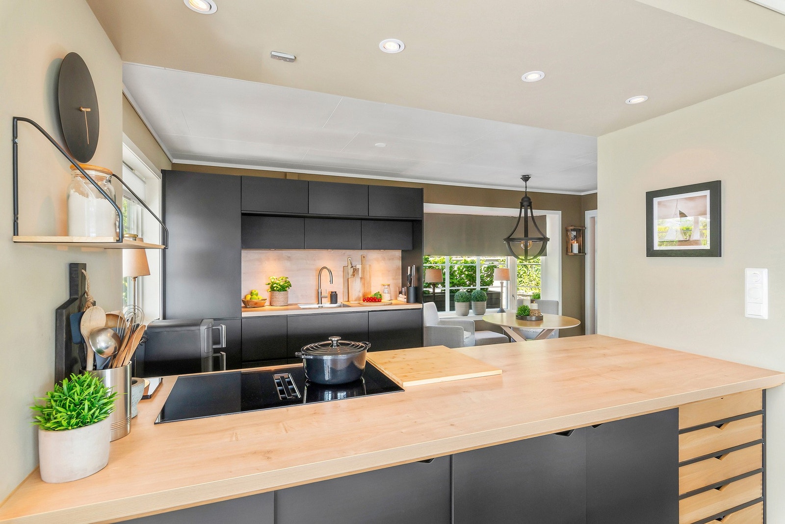 Flott og meget praktisk kjøkken som er pusset opp i 2020. Galleribilde