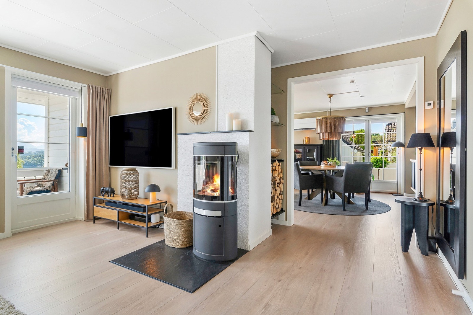 Lekkert ildsted på skiferplate i stue, delvis åpent til "hovedstue" og kjøkken. Galleribilde