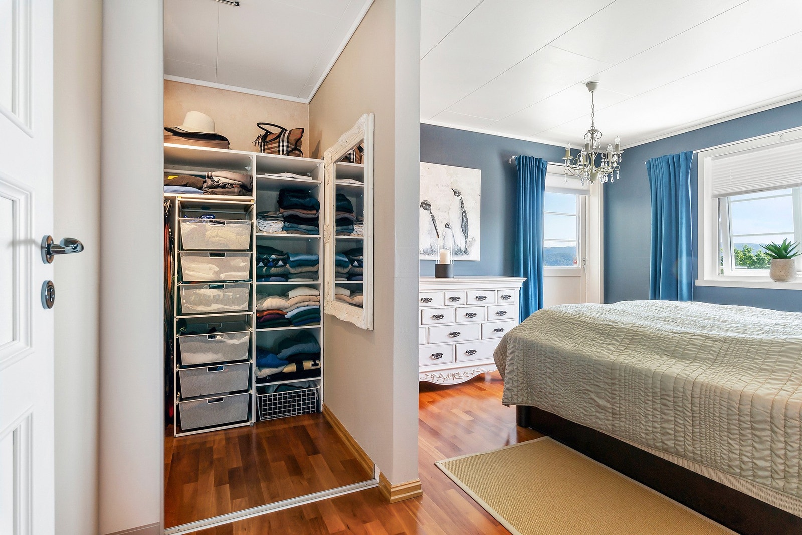 I tilknytning til hovedsoverommet er det stor walk in garderobe. Galleribilde