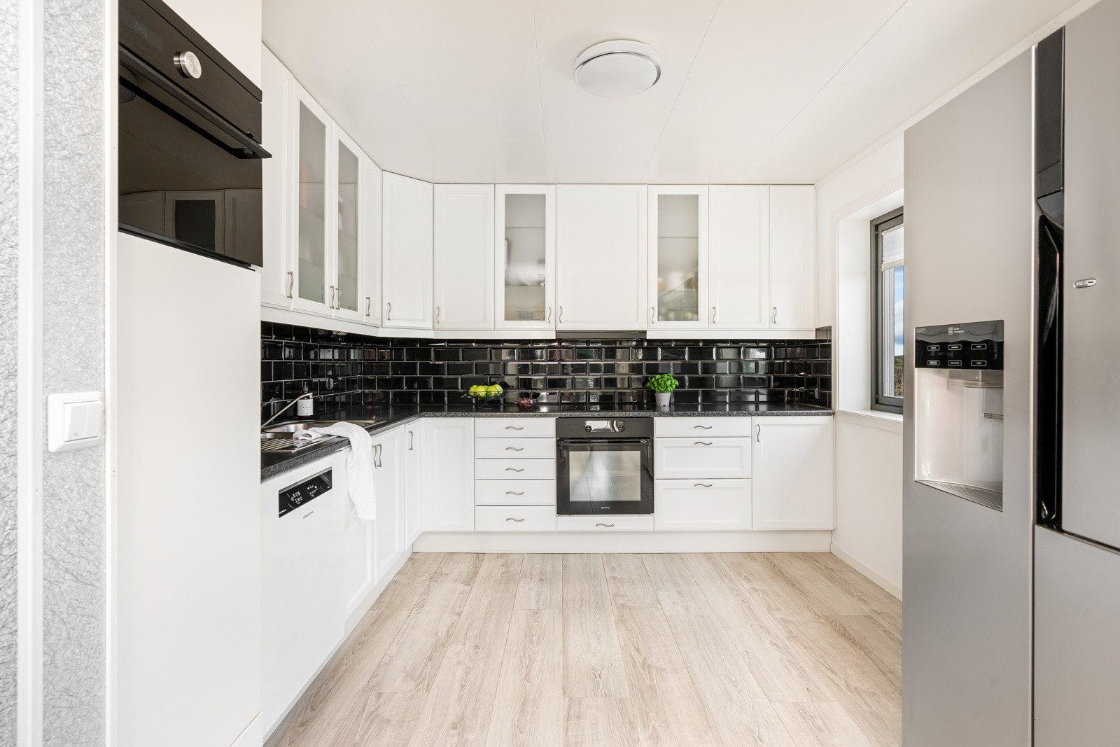 - Tidløst og klassisk lyst kjøkken | Det er godt med benk og skapplass - Galleribilde