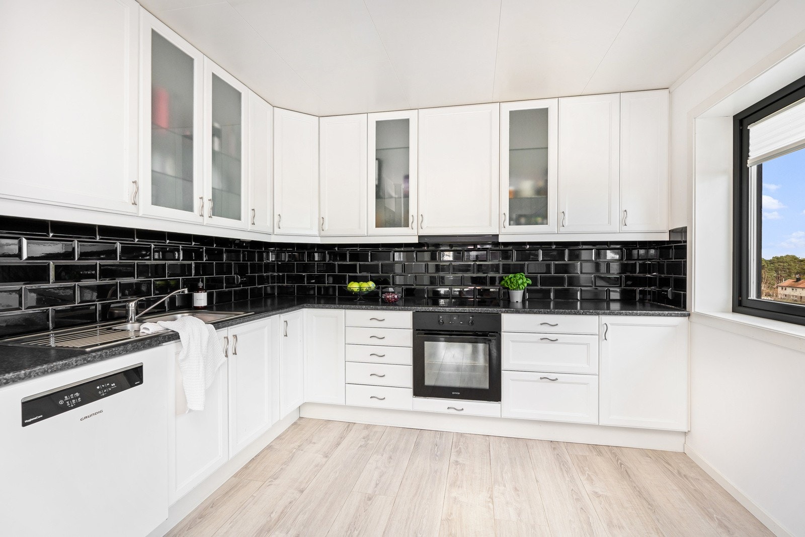 - Kjøkkenet er godt utnyttet, som gir god arbeidsflyt for deg som er glad i å stå på kjøkkenet - Galleribilde