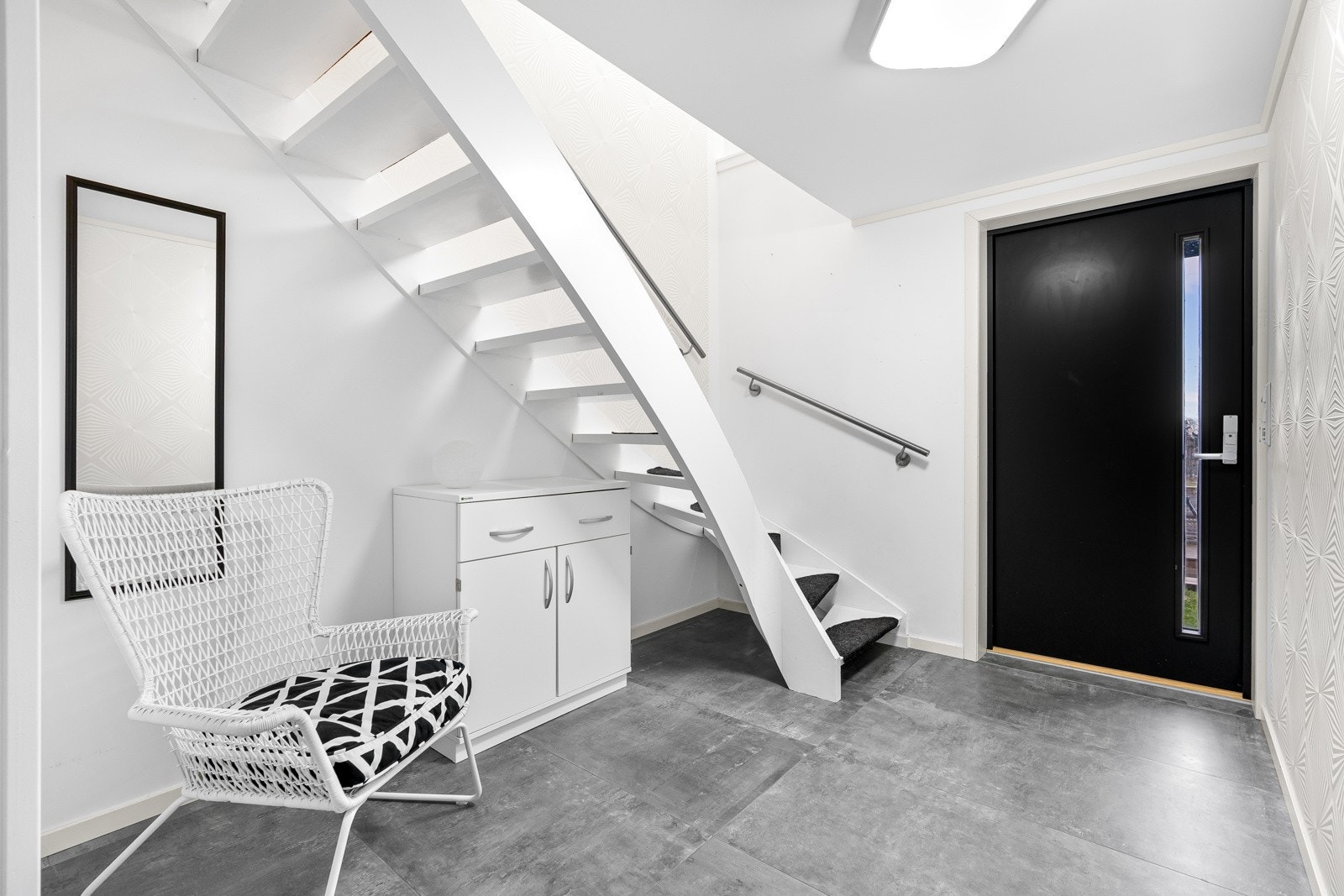 - Ned til boligens underetasje finner vi en romslig hall (egen inngang) | Flislagt med varmekabler i gulv som gir et godt førsteinntrykk - Galleribilde