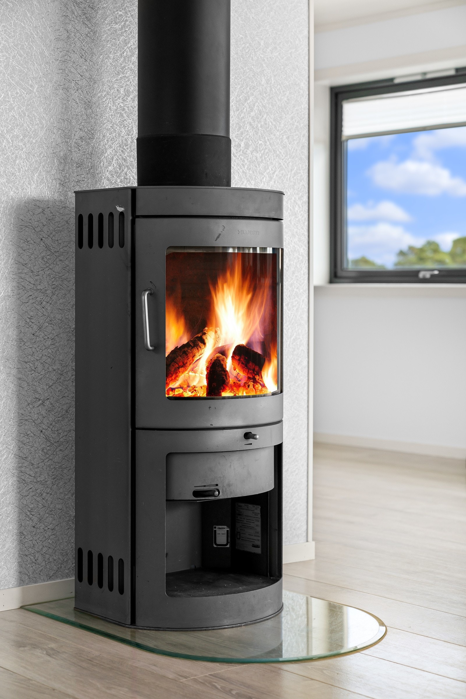 - Vedovn i stuen som bidrar til ekstra hygge på mørke høst/vinterdager - Galleribilde