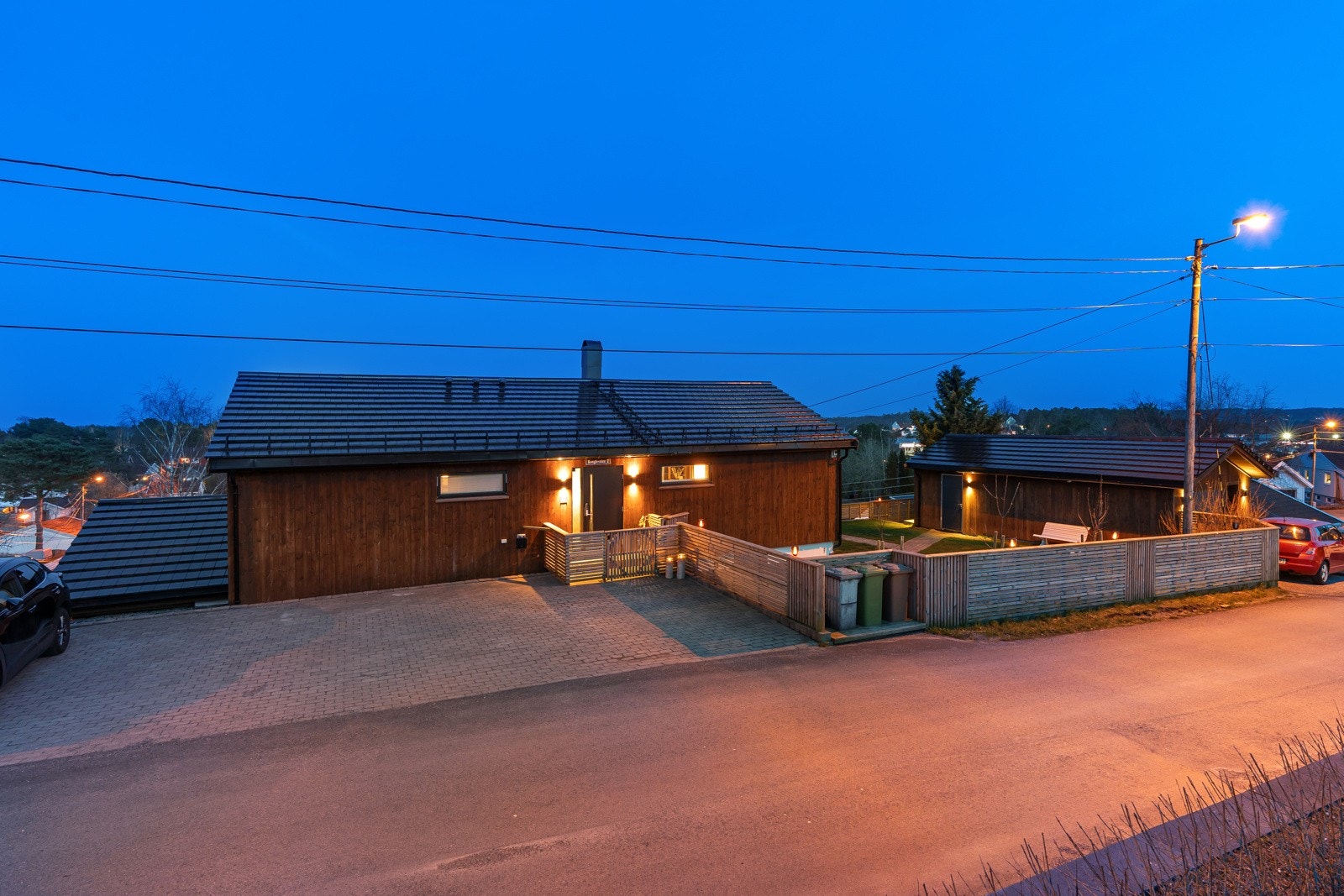 - Gode parkeringsmuligheter på tomten og svært romslig garasje - Galleribilde