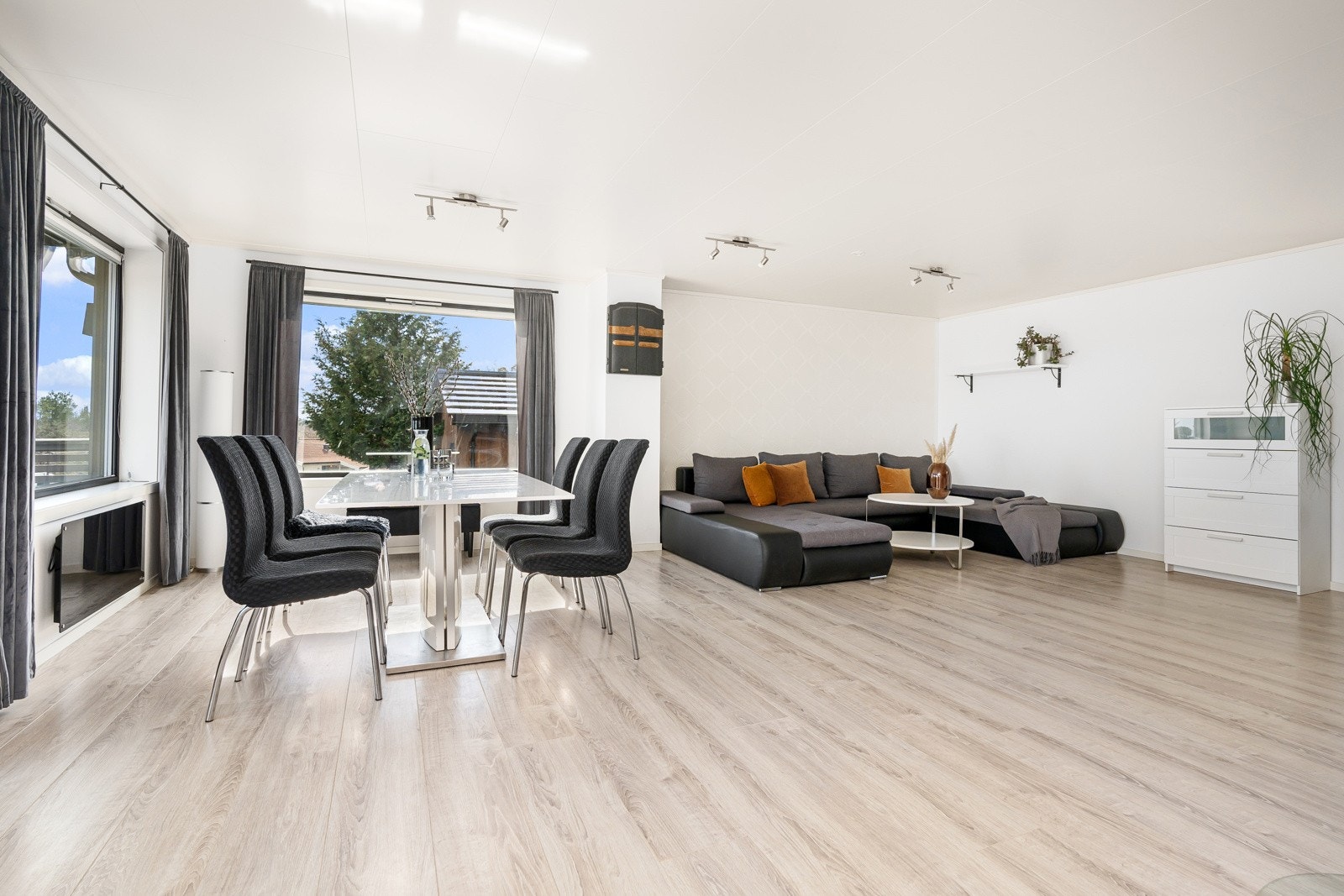 - Store vindusflater som gir god atmosfære og romfølelse - Galleribilde