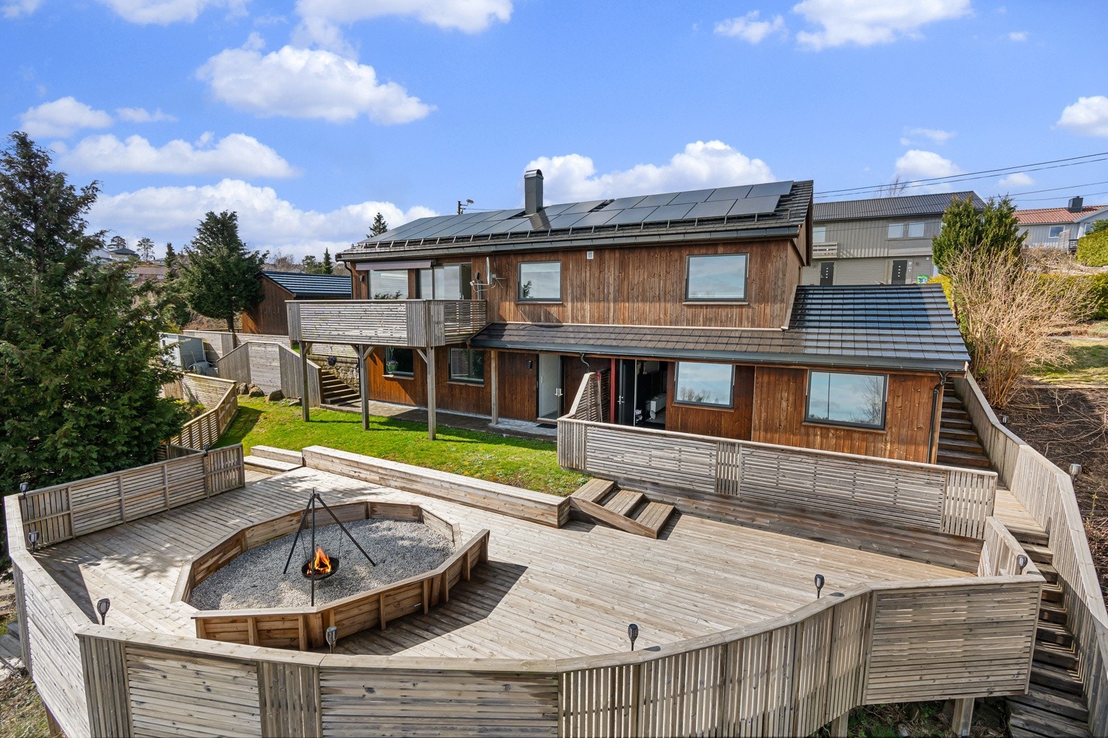 - Flere, nydelige uteområder med blant annet egen bålpass | Kan dette bli familiens nye hjem? - Galleribilde