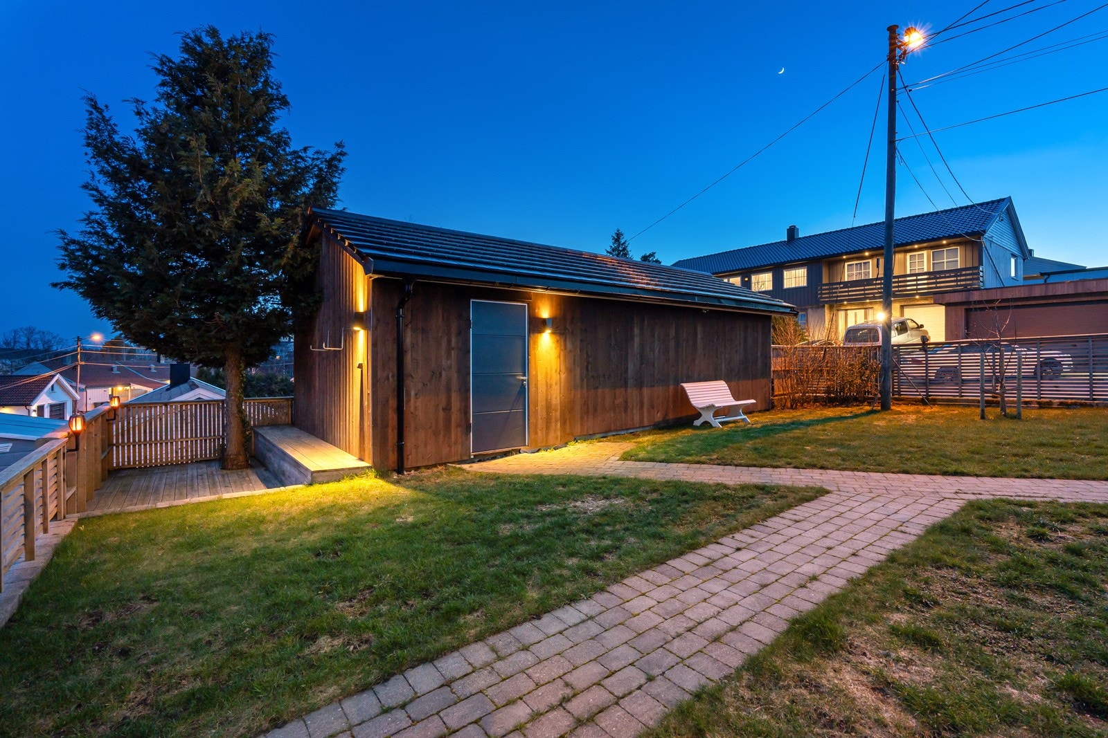 - Fin utebelysning rundt på tomten - Galleribilde
