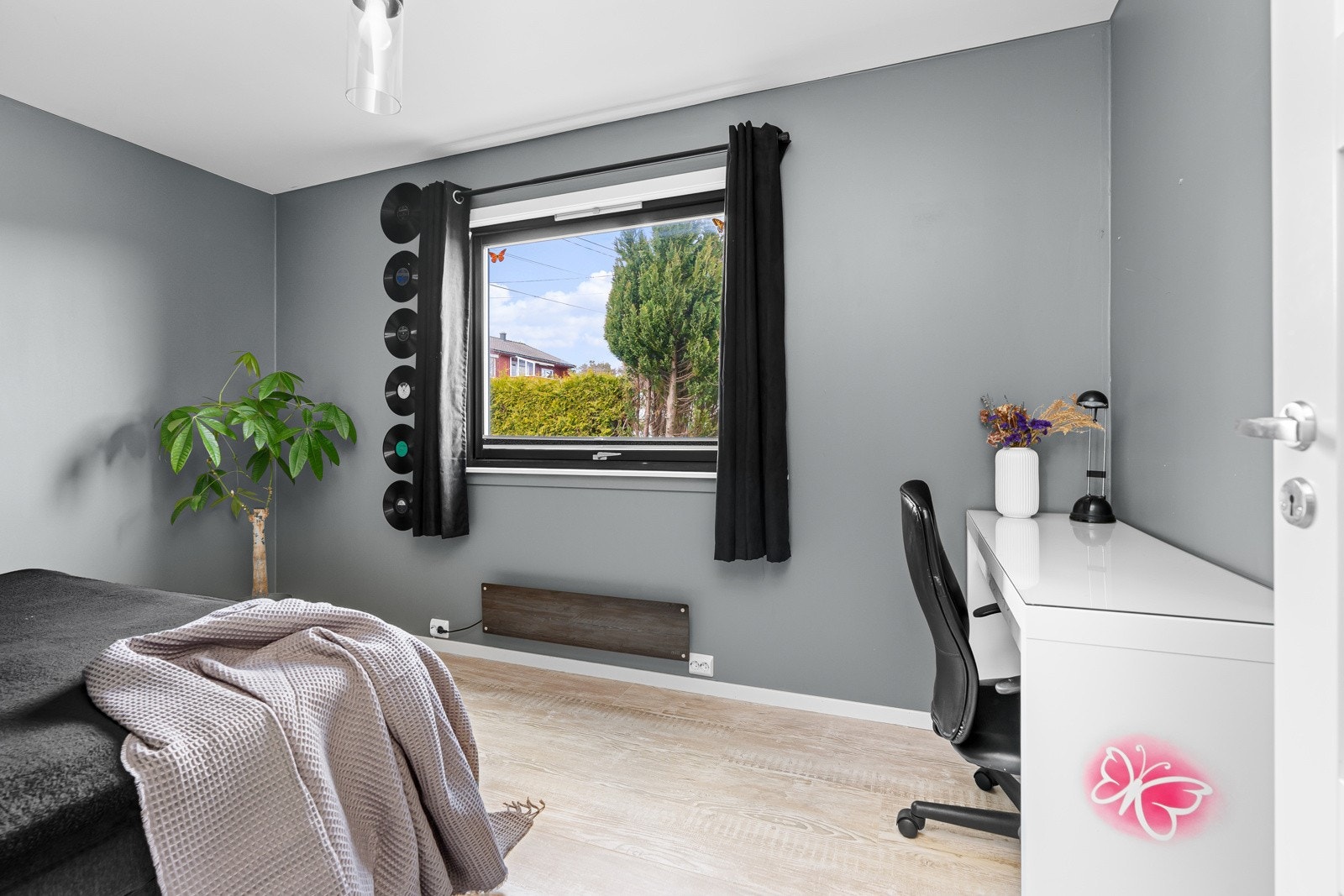 - Plass til både pult og garderobeskap om ønskelig - Galleribilde